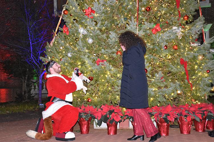 Alums Get Engaged at Tree Lighting